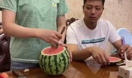 网红搞笑夫妻吃瓜了,笑料百出！